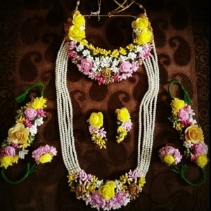 pink lower jewelry, bride flower jewelry, bridal flower jewelry, simple bridal jewelry, elegant bridal jewelry, flower jewelry for mehandi, flower jewelry for haldi, mehandi favors, mehandi jewelry, haldi jewelry, haldi jewelry for bride sister, mehandi jewelry for sister, latest flower jewelry, latest flower jewellery, flower jewelery designs, designer flower jewelry, latest flower jewelry designs, orange flower jewelry, white flower jewelry,