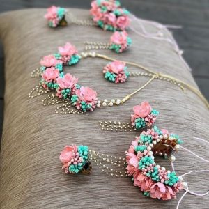 pink lower jewelry, bride flower jewelry, bridal flower jewelry, simple bridal jewelry, elegant bridal jewelry, flower jewelry for mehandi, flower jewelry for haldi, mehandi favors, mehandi jewelry, haldi jewelry, haldi jewelry for bride sister, mehandi jewelry for sister, latest flower jewelry, latest flower jewellery, flower jewelery designs, designer flower jewelry, latest flower jewelry designs
